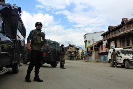 Téléchargez les photos : Hommes de l'armée avec des fusils dans la ville de Sopore, baramulla, Cachemire, Inde, Asie - en image libre de droit