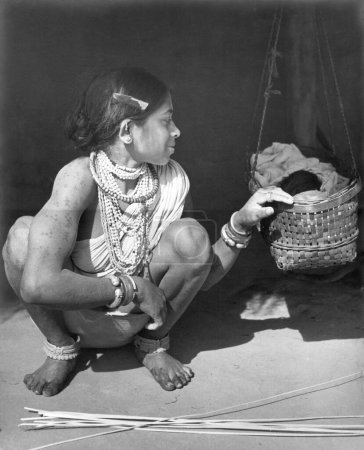 Téléchargez les photos : Dame rurale indienne appelée Muria mère, tribu Bastar, Chhatisgadh, Inde Années 1940 - en image libre de droit