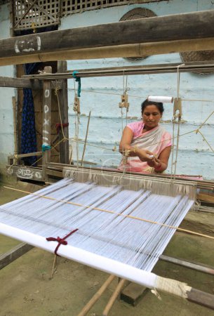 Foto de Mujer tejiendo en telar, Assam, India - Imagen libre de derechos