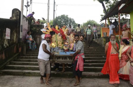 Foto de Personas que llevan Ídolo de la Diosa Durga, Calcuta, Bengala Occidental, India, Asia - Imagen libre de derechos