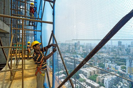 Foto de Trabajadores que trabajan en la construcción de edificios en la zona central de Mumbai, Bombay Mumbai, Maharashtra, India - Imagen libre de derechos
