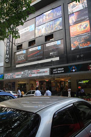Téléchargez les photos : Salle de cinéma Bollywood Théâtre Sterling d'hindi et film anglais, route Murzban, Bombay Mumbai, Maharashtra, Inde - en image libre de droit