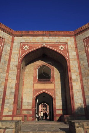 Foto de Puerta oeste de la tumba de Humayun construida en 1570 hecha de piedra arenisca roja y mármol blanco primera tumba jardín en el subcontinente indio influencia persa en la arquitectura mughal, Delhi, India UNESCO Patrimonio de la Humanidad - Imagen libre de derechos