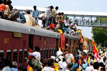 Téléchargez les photos : Les navetteurs grimpent sur le toit du train, Jodhpur, Rajasthan, Inde - en image libre de droit