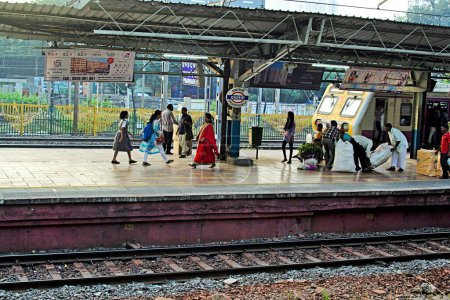 Téléchargez les photos : Prabhadevi quai de la gare, Mumbai, Maharashtra, Inde, Asie - en image libre de droit
