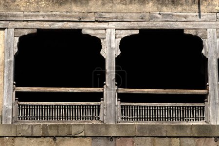 Téléchargez les photos : Balcon en bois et balustrade sur le dessus de l'entrée arrière de Shaniwarwada à Pune ; Maharashtra ; Inde - en image libre de droit