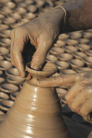 Foto de Alfarero haciendo cerámica; Jodhpur; Rajastán; India - Imagen libre de derechos