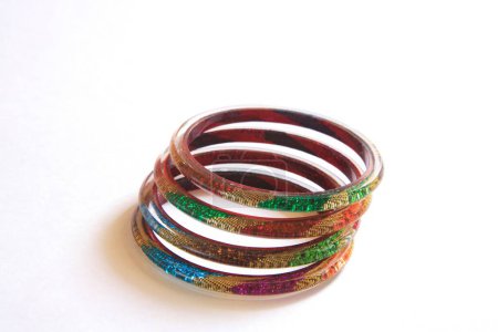 Téléchargez les photos : Bracelet en verre coloré sur fond blanc - en image libre de droit