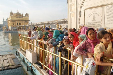 Téléchargez les photos : Le Baishakhi est célébré par les gens tous les 13 avril au temple d'or, Amritsar, Punjab, Inde - en image libre de droit