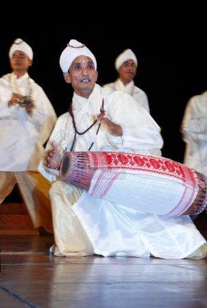 Foto de Gayan bayan cantando y tocando instrumentos musicales cultura de Assam, India - Imagen libre de derechos