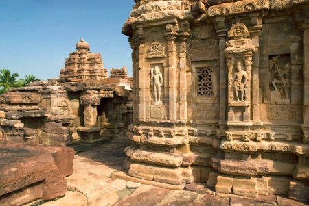 Téléchargez les photos : Temple Virupaksha construit par la reine Lokamahadevi et le temple Mallikarjuna appelé Sri Trailokeswara Maha Saila Prasada construit par la reine Trailokyamahadevi 740 après JC ; Site du patrimoine mondial de l'UNESCO ; Pattadakal ; Karnataka ; Inde - en image libre de droit