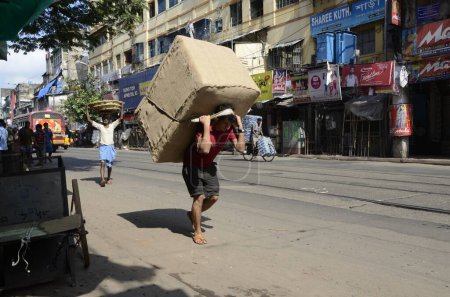 Foto de Hombre que lleva bolsa de yute enorme, Calcuta, Bengala Occidental, India - Imagen libre de derechos