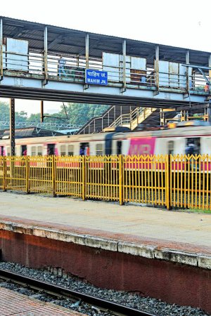 Téléchargez les photos : Mahim Junction Railway Station road, Mumbai, Maharashtra, Inde, Asie - en image libre de droit