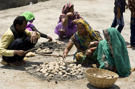Téléchargez les photos : Femmes faisant litti chokha traditionnel, jabalpur, madhya pradesh, Inde, Asie - en image libre de droit