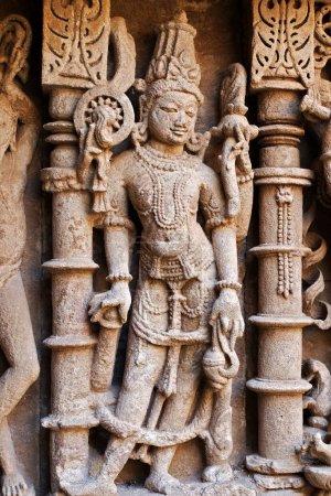 Téléchargez les photos : Vishnu ; Rani ki vav ; step well ; stone carving ; Patan ; Gujarat ; India - en image libre de droit