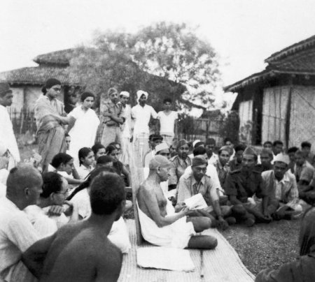 Foto de Mahatma Gandhi en discusión con los visitantes en el Ashram Sevagram, 1939, 2º de l Pyarelal Nayar - Imagen libre de derechos