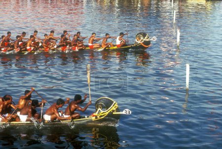 Téléchargez les photos : Nehru Boat Race Festivals ; l'onam Snake Boat Race ; jalostavam pour Haripad Subramanya Temple ; Alappuzha ; Kerala ; Inde - en image libre de droit