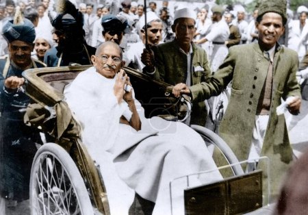 Téléchargez les photos : Mahatma Gandhi in rickshaw way to meeting, Shimla, Himachal Pradesh, Inde, Asie, 4 septembre 1939 - en image libre de droit