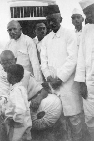Foto de Durante Mahatma Gandhis reunión con su primo Kushalchand en Rajkot, 1936 detrás de Mahatma Gandhi Kushalchand Gandhis hijo Chaganlal Gandhi. India - Imagen libre de derechos