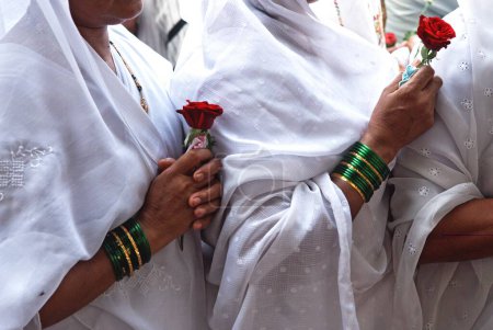 Téléchargez les photos : Des personnes offrant des fleurs d'hommage aux victimes d'attentats terroristes perpétrés par des moudjahidines décanes à Bombay Mumbai, Maharashtra, Inde 1er décembre 2008 - en image libre de droit