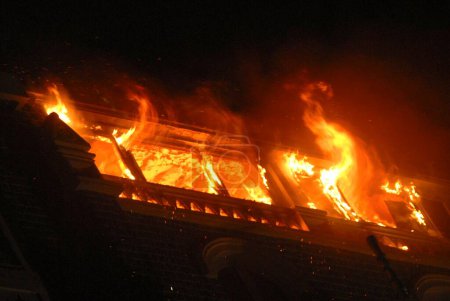 Foto de Incendio dentro del hotel taj mahal durante el ataque terrorista de muyahidines decanos en Mumbai, Maharashtra, India 26 de noviembre de 2008 - Imagen libre de derechos