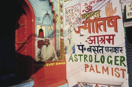 Foto de Acumulación de astrólogo y palmista, Delhi, India - Imagen libre de derechos