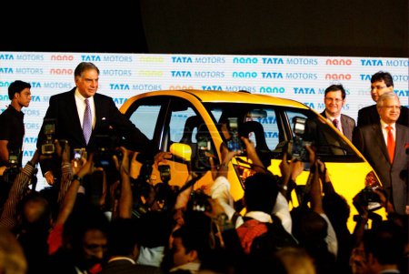 Téléchargez les photos : Ratan Tata Président Tata Group et Tata Motors avec des photographes nano-automobiles et de presse, Bombay Mumbai, Maharashtra, Inde - en image libre de droit