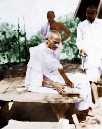 Foto de Mahatma Gandhi carding cotton, India, Asia, 1930 - Imagen libre de derechos