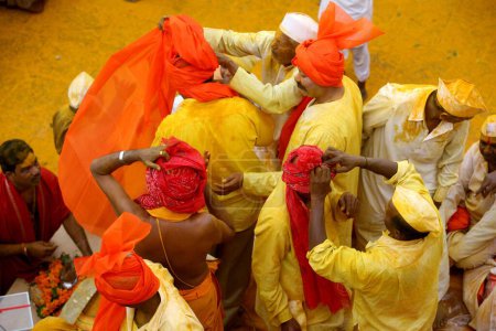 Foto de Devotos atando turbantes durante las celebraciones del Dasshera en el templo de Jejuri, Pune, Maharashtra, India - Imagen libre de derechos