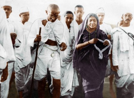 Foto de Sarojini Naidu con Mahatma Gandhi durante Salt Satyagraha, Dandi, Gujarat, India, Asia, 5 de abril de 1930 - Imagen libre de derechos