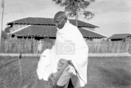 Foto de Mahatma Gandhi caminando en el Ashram Sevagram, 1941 - Imagen libre de derechos