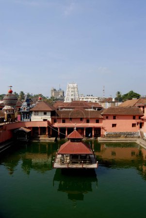 Téléchargez les photos : Lac et immense campus du temple Udupi Sri Krishna ; Udupi ; Karnataka ; Inde - en image libre de droit