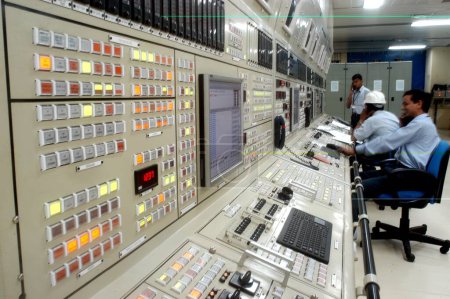 Téléchargez les photos : Hommes travaillant dans la salle de contrôle de la centrale atomique de Tarapur Unités 3 et 4 ; Tarapur ; Bombay Mumbai ; Maharashtra ; Inde - en image libre de droit
