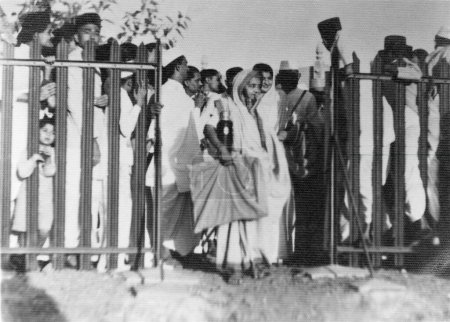 Foto de Kasturba Gandhi y otras personas de pie junto a una puerta, India - Imagen libre de derechos