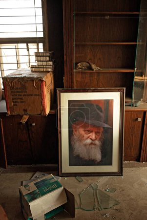 Téléchargez les photos : Portrait de chef spirituel juif au centre communautaire juif de la maison nariman par des terroristes moudjahidines du deccan attentat à Bombay Mumbai, Maharashtra, Inde 17-février-2009 - en image libre de droit