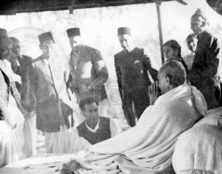 Téléchargez les photos : Mahatma Gandhi avec des membres de la famille Birla à Khadi Pratishthan, Sodepur, 24 Parganas, Calcutta, 1946, Ramakrishna Bajaj, Inde - en image libre de droit
