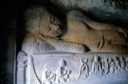 Foto de Estatua de Budas reclinables Mahanirvana; Cuevas de Ajanta no. 26 ; Aurangabad ; Maharashtra ; India - Imagen libre de derechos