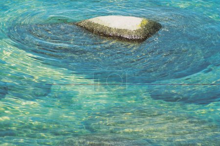 Téléchargez les photos : Roche sèche avec roches submergées, lac Taho, Californie, États-Unis États-Unis d'Amérique - en image libre de droit