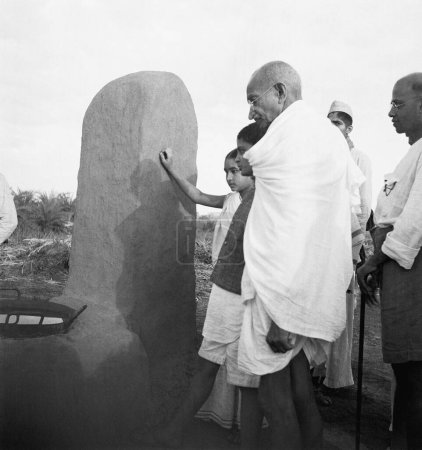 Foto de Mahatma Gandhi acompañado por Abha Gandhi y otros que visitan el pueblo de Segaon cerca del Ashram Sevagram, 1944 - Imagen libre de derechos