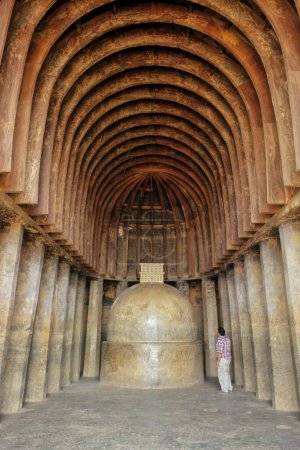 Téléchargez les photos : Stupa à chaitya ; 2ème siècle avant JC ; roche taillée ; arches en bois ; grottes de bhaja ; pune ; Maharashtra ; Inde - en image libre de droit