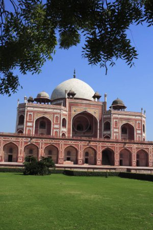 Humayun's tomb built in 1570 made from red sandstone and white marble first garden-tomb on Indian subcontinent persian influence in mughal architecture , Delhi, India UNESCO World Heritage Site