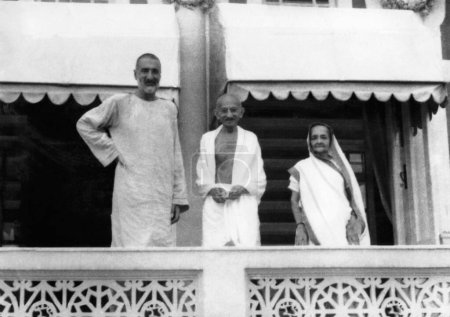 Téléchargez les photos : Khan Abdul Gaffar Khan, Mahatma Gandhi et Kasturba Gandhi debout sur un balcon, Mumbai, 1940, Inde - en image libre de droit