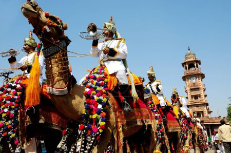 Téléchargez les photos : Défilé de chameaux au festival marwar, Jodhpur, Rajasthan, Inde - en image libre de droit