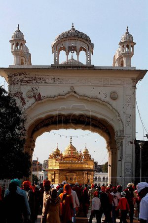 Foto de Devotos en la puerta de entrada cerca de Ath-sath Tirath a Harmandir Sahib o Darbar Sahib o templo de oro en Amritsar, Punjab, India - Imagen libre de derechos