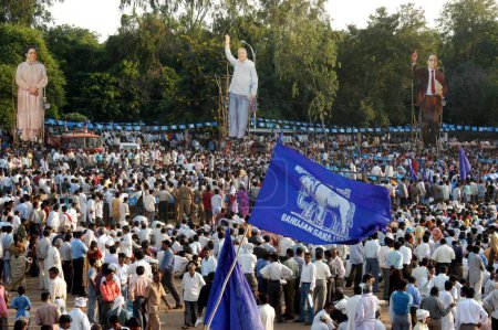 Foto de Multitud en el mitin del presidente del Partido Bahujan Samajwadi, Mayawati, durante la campaña electoral para las elecciones del Lok Sabha de 2004 en Nagpur, Maharashtra, India - Imagen libre de derechos