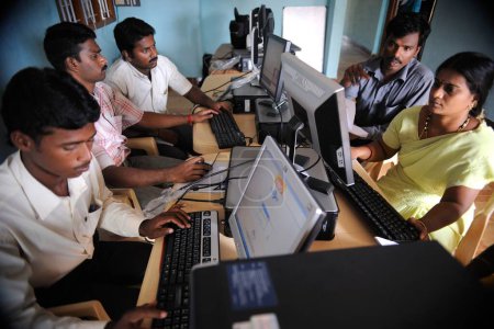 Téléchargez les photos : Homme et femme ruraux utilisant des ordinateurs par ngo kshatriya gramin services financiers par la fondation IFMR, Thanjavur, Tamil Nadu, Inde - en image libre de droit
