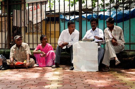 Téléchargez les photos : Dactylographier document juridique sur la machine à écrire sur le sentier extérieur de la Cour civile de la ville pour le client, Mumbai Bombay, Maharashtra, Inde - en image libre de droit