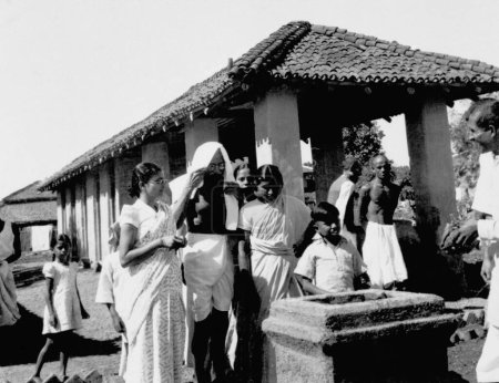 Foto de Mahatma Gandhi, Durga Mehta y otros en una ceremonia de plantación de tulsi en Sevagram Ashram, 1946 - Imagen libre de derechos