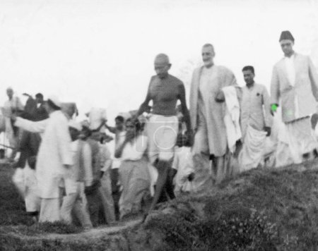 Téléchargez les photos : Mridulabehn Sarabai, Mahatma Gandhi, Khan Abdul Gaffar Khan et d'autres en marche dans les zones touchées par les émeutes du Bihar, 1947, Inde - en image libre de droit