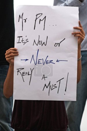 Foto de Manifestantes con carnet tras ataque terrorista de muyahidines decanos, Bombay Mumbai, Maharashtra, India 30 de noviembre de 2008 - Imagen libre de derechos